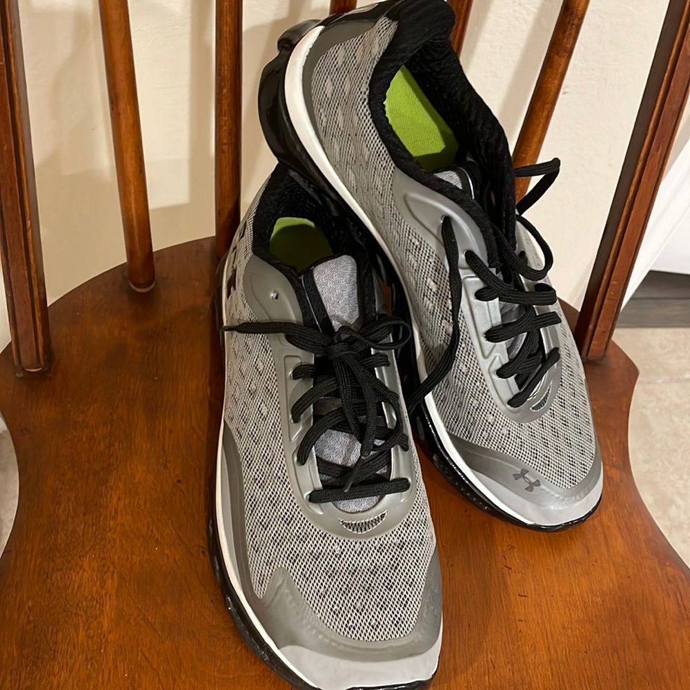 Under armor men’s athletic shoes size 10 1/2